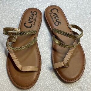 Circus by Sam Elderman women’s tan/gold sandals. Size 7.